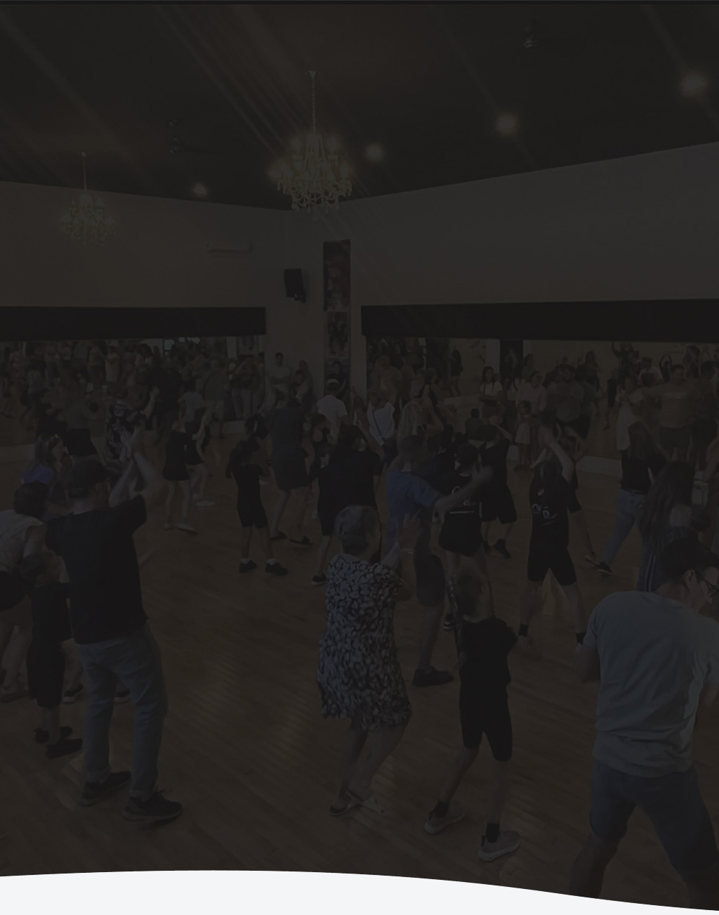 Danseurs réunis lors d'une soirée de danse, ambiance nocturne